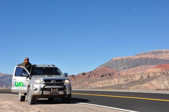 Fiona atravessa belas paisagens no caminho para San Antonio de Los Cobres - Argentina